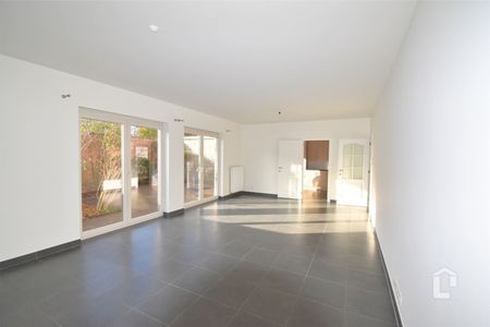 Ruim, recent gelijkvloers appartement in centrum Sint-Denijs-Westerm - Photo 5