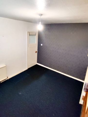 4 Bed Semi-Detached House, Galpins Road, CR7 - Photo 3