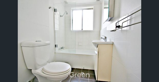 Bright & Well-Presented One-Bedroom Unit in an Ideal Location Opposite the Park & the River! - Photo 1