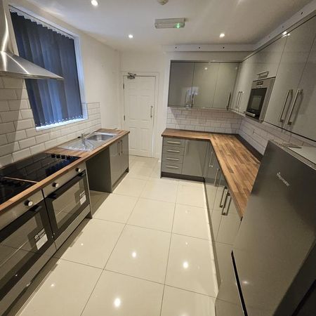 1 bedroom in a house share to rent - Photo 3