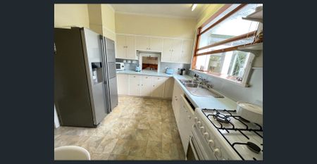 Old Point Lonsdale Awaits; FULLY FURNISHED, AVAIL. UNTIL MID-DECEMBER - Photo 5