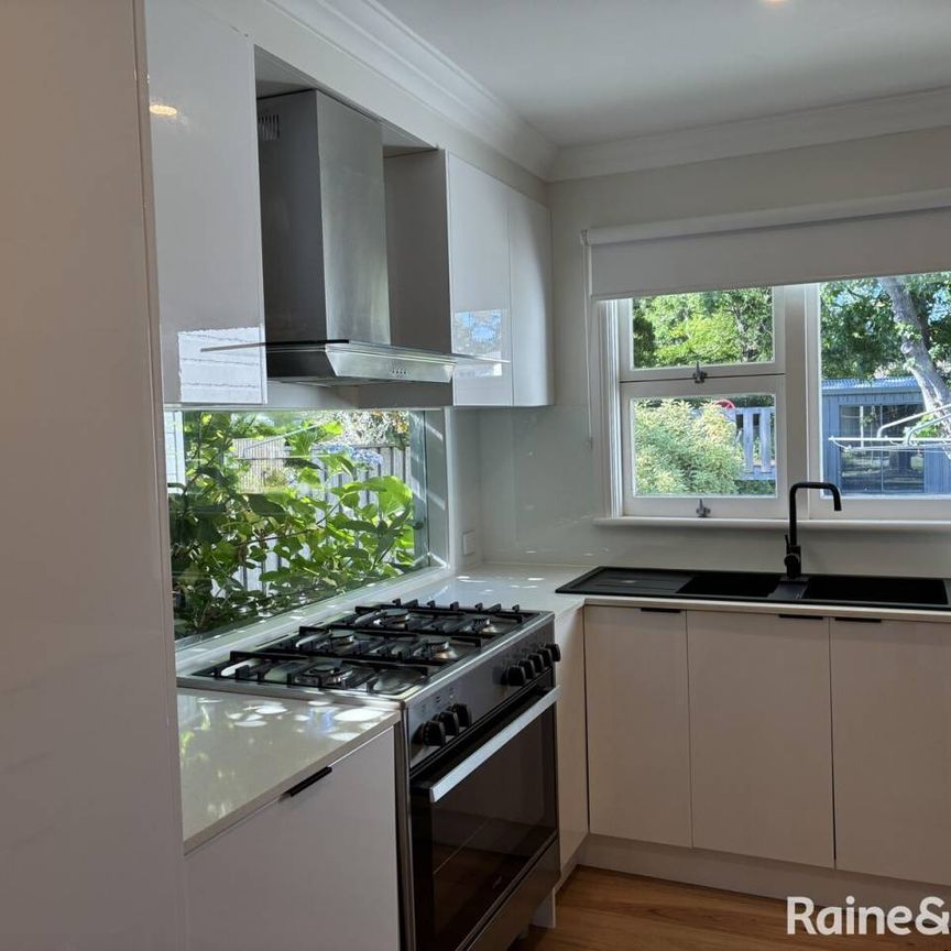 Beautifully Renovated & Decorated Classic 1950's Cottage in Bowral - Photo 1