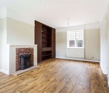 A rarely available three bedroom semi-detached cottage in a beautif... - Photo 3