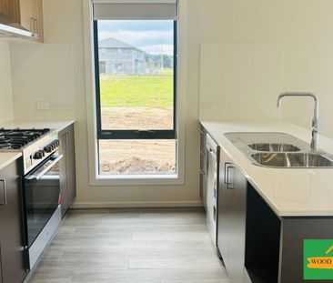 Modern Newly built Family Home in Officer VIC - Photo 5