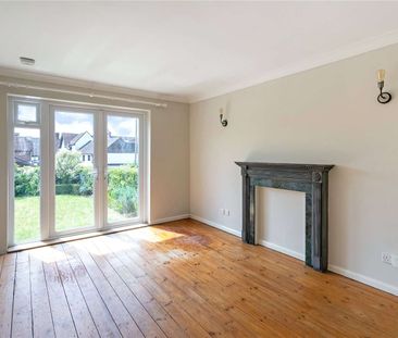 Rarely available ground floor flat in town centre location with pri... - Photo 1