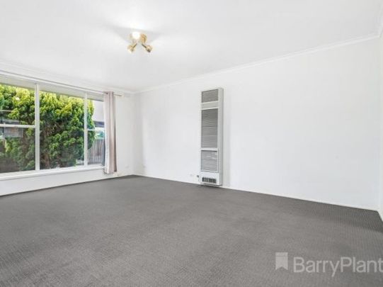 Charming 2 Bedroom Front Unit with Private Courtyard - Photo 1