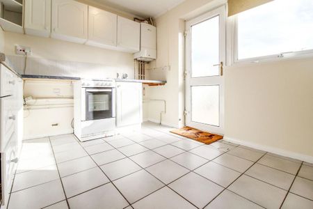 2 bedroom semi-detached house to rent - Photo 5