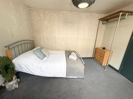 Spacious 5-Bed Hidden Gem in Central Hove - Photo 5