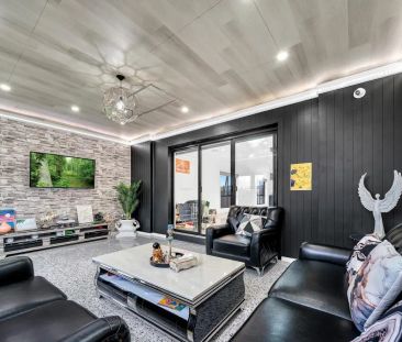 “Modern Upgraded Double Storey Family Home!” - Photo 2