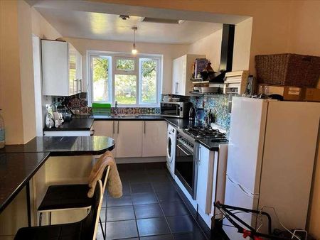 Hazlemere Road, Slough, Slough, SL2 - Photo 5