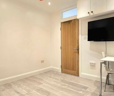 1 Bedroom Studio Apartment, Kingston Road, London - Photo 2