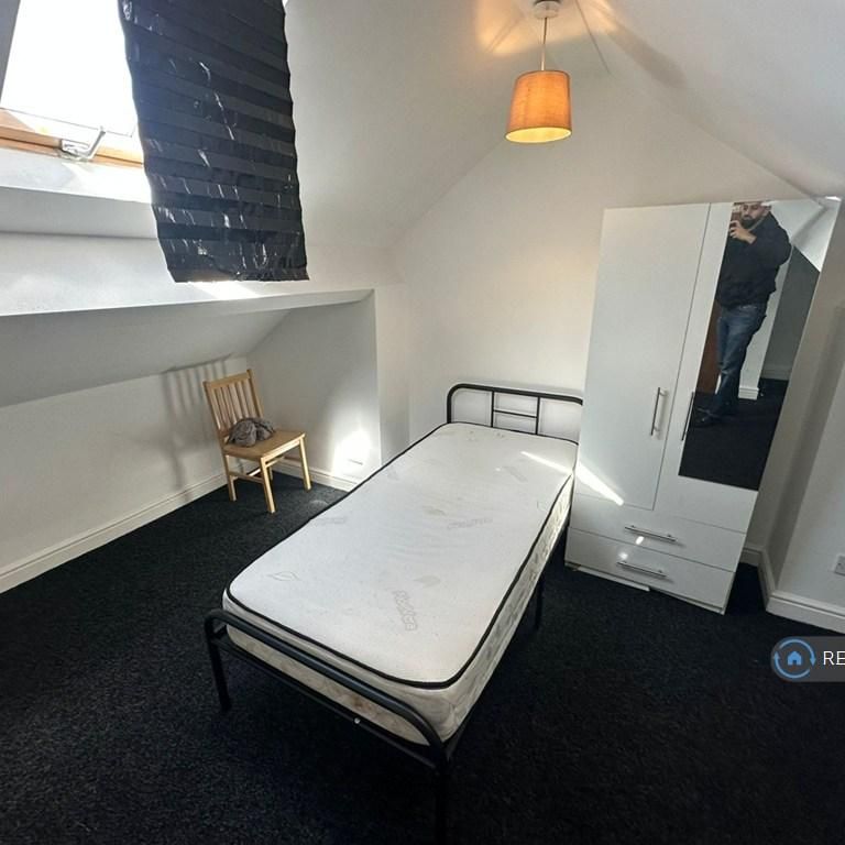1 bedroom in a house share to rent - Photo 1