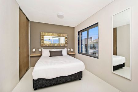 LARGE L-SHAPED, FULLY FURNISHED STUDIO APARTMENT! - Photo 2