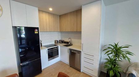 Fully Furnished Inner-City Living - Photo 3