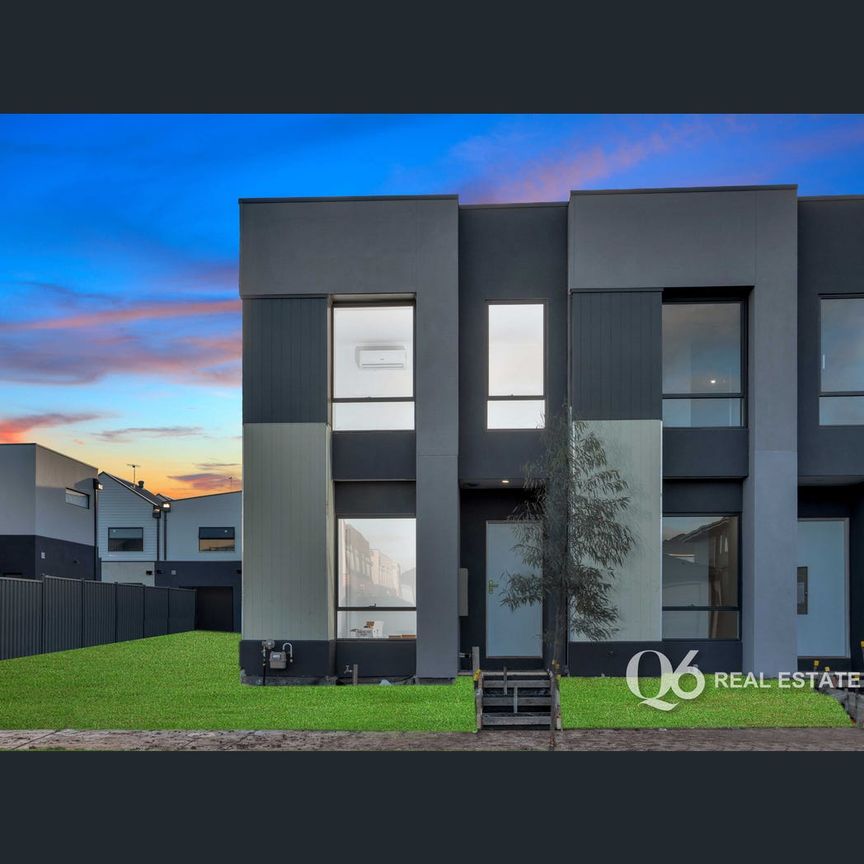 4 Hawksbury Green, Caroline Springs, Vic 3023 - Photo 2