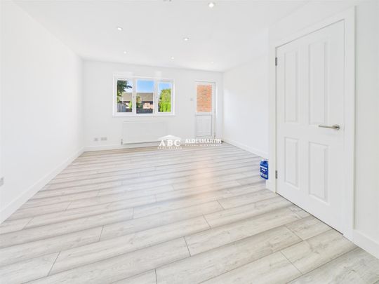 Britten Close, WD6 3HT, Borehamwood - Photo 1