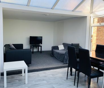 5 bed semi-detached house to rent in Earlham Green Lane, Norwich, NR5 - Photo 4