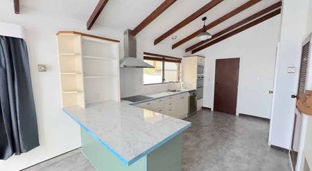 A home with new renovations - Photo 4