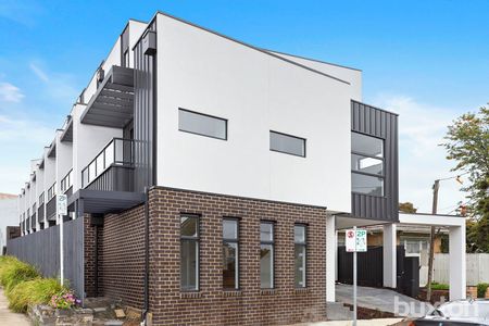 CONVENIENCE MEETS COMFORT IN THIS CENTRAL BAYSIDE HOME! - Photo 3