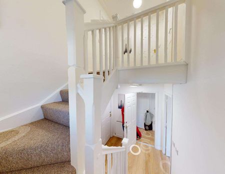Gorgeous large 5 bedroom detached house with large garden and garage Room 1 - Photo 3