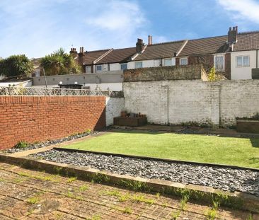 3 bedroom terraced house to rent - Photo 4