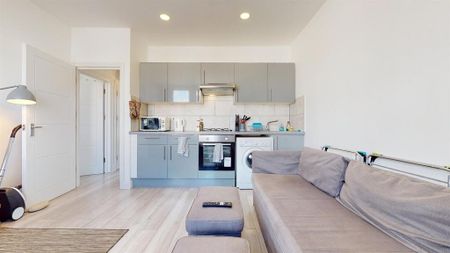 3 bedroom flat to rent - Photo 4