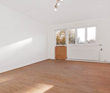 Guide Price £2,000 pcm - Available Now - Unfurnished - Photo 4