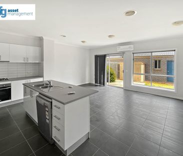 Modern & Contemporary 3 Bedroom Townhouse! A/C in upstairs Master B... - Photo 4