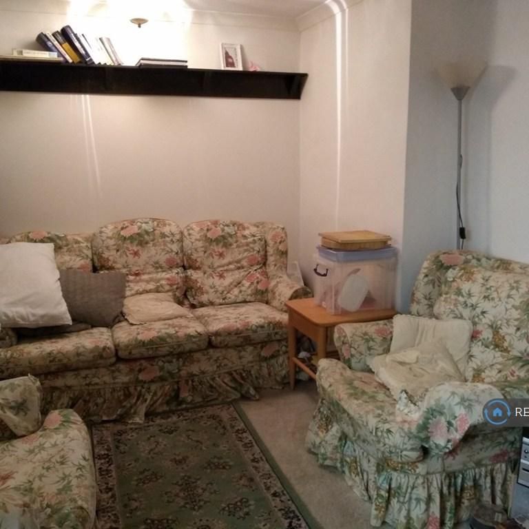 1 bedroom in a house share to rent - Photo 1