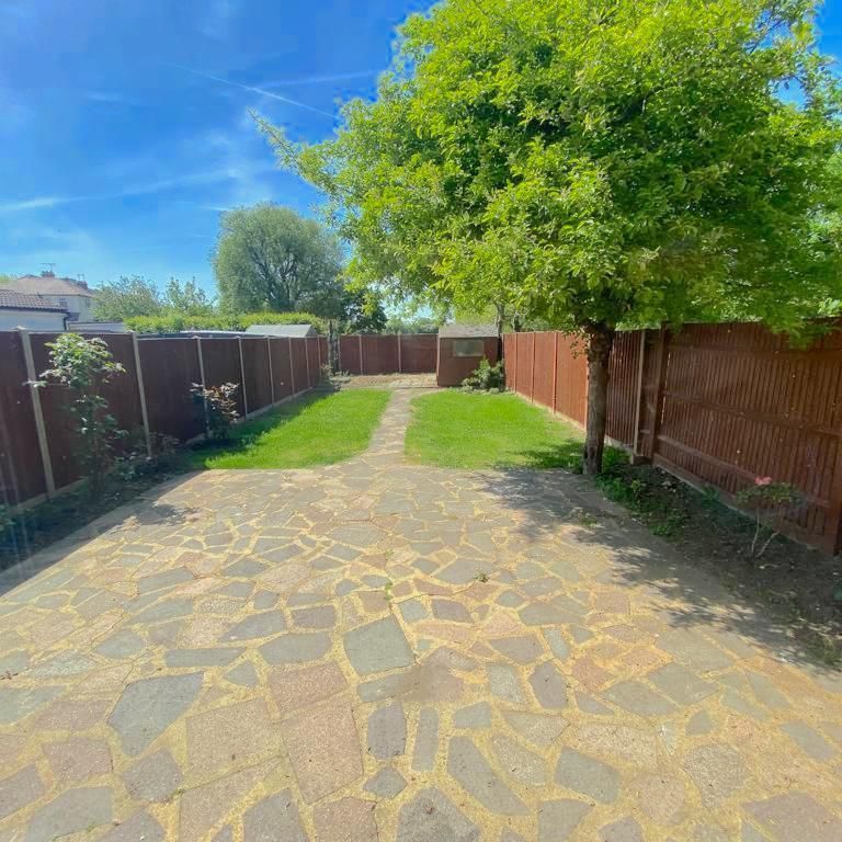 Victoria Road, Ruislip - Photo 1