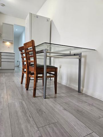 3 bedroom flat to rent - Photo 2