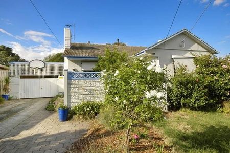 Charming Home In The Heart of Chadstone! - Photo 2