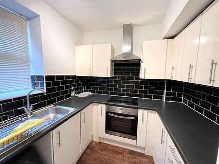 Longwood Gate, Huddersfield £650 pcm ⓘ The monthly or weekly payment required by the landlord. Read our glossary page , 2 bedrooms, house - terraced, to let * Tenant info - Photo 5