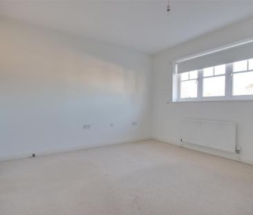 4 bedroom detached house to rent - Photo 3