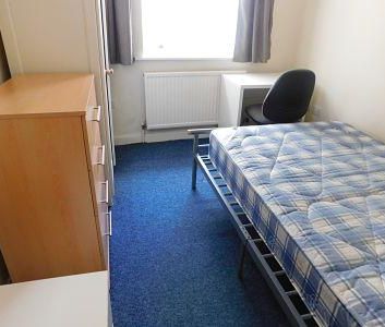 3 bedroom flat to rent - Photo 4