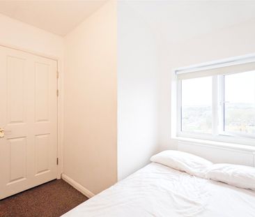 4 bedroom semi-detached house to rent - Photo 5