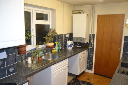 2 Beds - Terraced House - - Photo 4