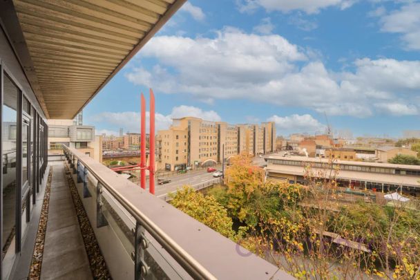 2 bedroom flat in Commercial Road - Photo 1