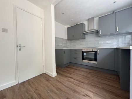 2 bedroom semi-detached house to rent - Photo 4