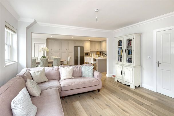 A wonderful modern 4 bedroom, 3 bathroom Townhouse just to the east of Bath City Centre in Batheaston. - Photo 1