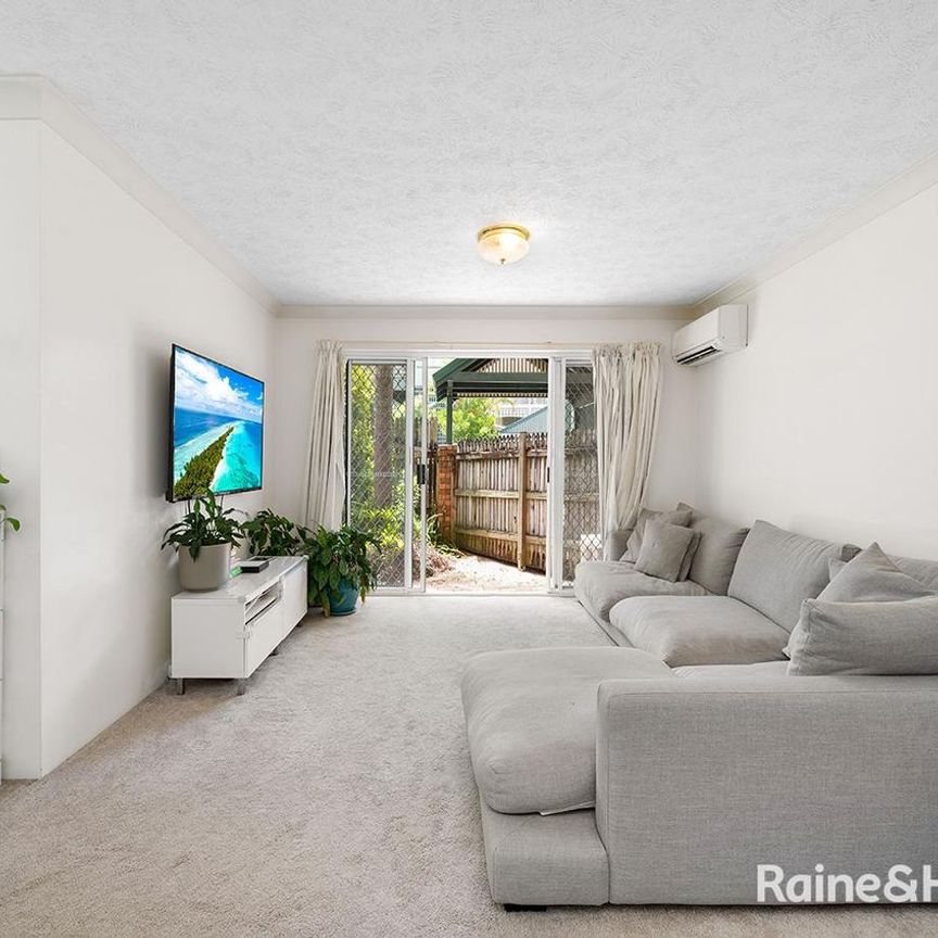 Unfurnished - Generous, courtyard apartment in a small complex - Photo 1