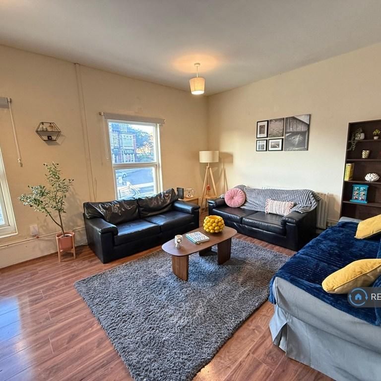 1 bedroom in a flat share to rent - Photo 1