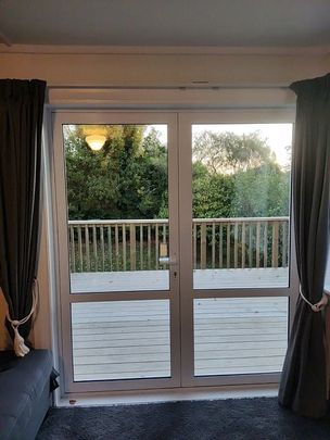 2 bedroom townhouse -suit professional couple. - Photo 1