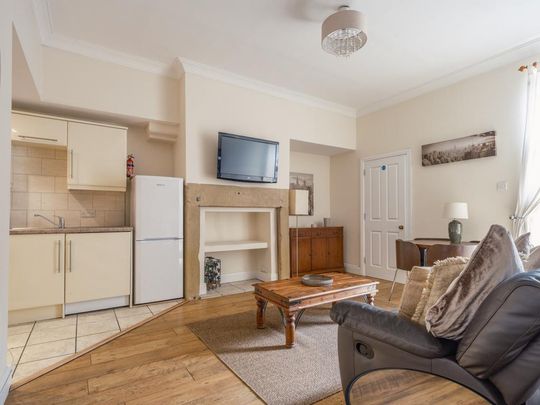 3 bedroom flat to rent - Photo 1