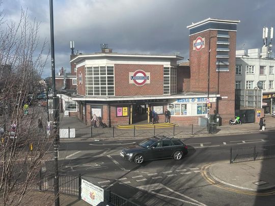 Art Deco Building Queens Parade, Brownlow Road, Bounds Green, N11 - Photo 1