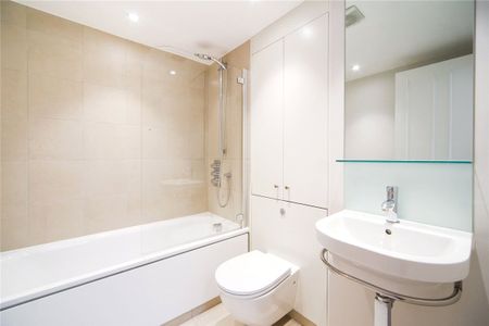 A unique penthouse apartment with air conditioning in a beautifully converted period building with original wood beams in the reception room overlooking one of Marylebone`s finest gardens squares. - Photo 5