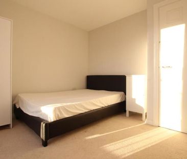 ** STUDENT HOUSE!!!!! Five bedrooms and fully furnished available f... - Photo 1