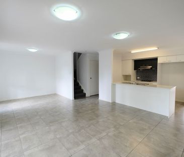 FOUR BEDROOM, 3 BATHROOM AIRCONDITIONED TOWNHOUSE - PERFECTLY LOCAT... - Photo 2