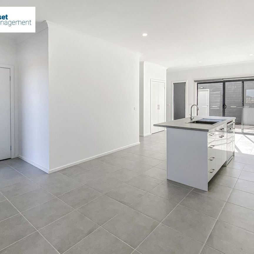 Modern 3-Bedroom Townhouse in a Prime Location! - Photo 1