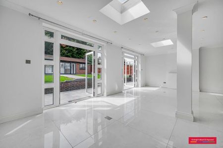 6 bedroom detached house to rent - Photo 2